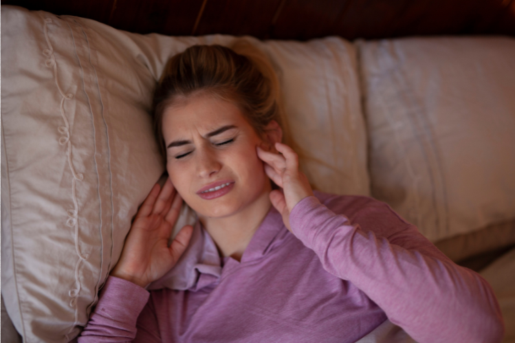 A girl asking a dentist about aligner nighttime discomfort.